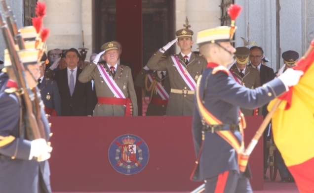 Su Majestad el Rey y Su Alteza Real el Príncipe de Asturias en la Tribuna Real, al paso de la Enseña Nacional